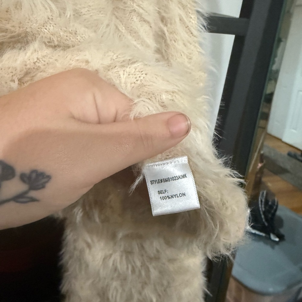 The native one Elegant Cream Fuzzy V-Neck cropped Sweater size small - Picture 6 of 7